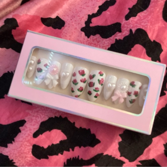 coquette press on nails - Picture 3 of 3